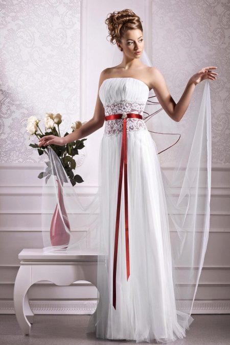 فستان زفاف إمبراطورية مع حزام أحمر