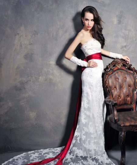 Koronkowa suknia ślubna z długim pasem