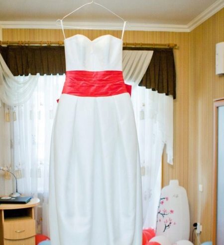 Pakaian perkahwinan dengan tali pinggang merah jambu