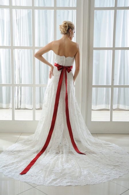 فستان زفاف مع القوس الأحمر في الخلف