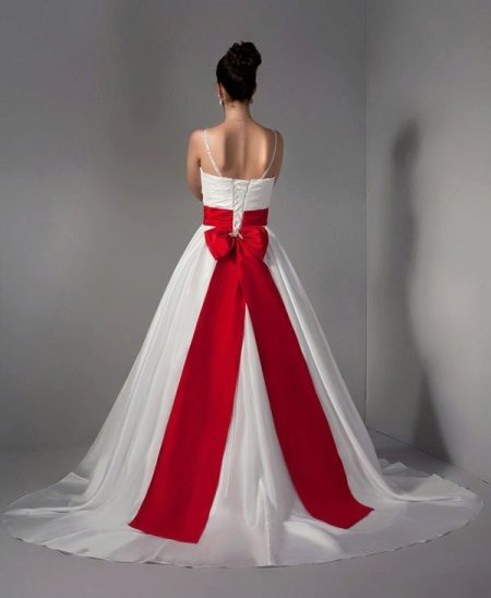فستان زفاف أحمر مع حزام وشريط في الشعر