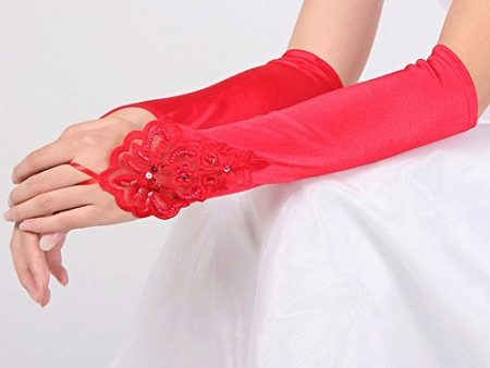 Rode handschoenen in toon aan het rode lint van de trouwjurk