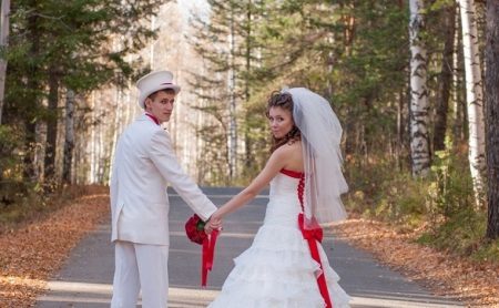 Bílé svatební šaty s červeným šněrováním