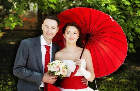 Svatební šaty s červeným páskem