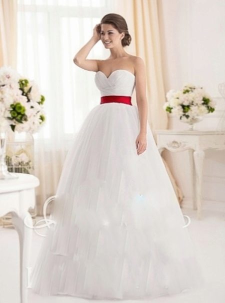 Gaun pengantin dengan garis leher kekasih dan tali pinggang merah