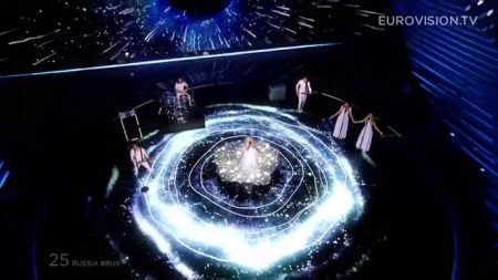 Polina Gagarina Eurovision 2015 berpakaian dengan LED