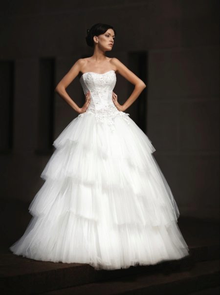Gaun pengantin yang megah dari Lady White