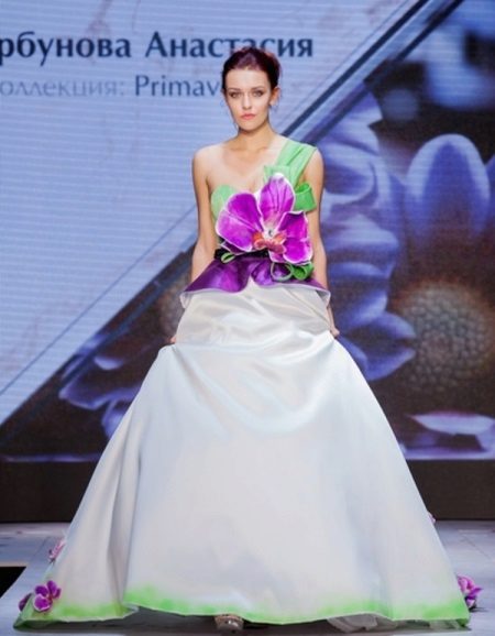 Bryllup kort kjole fra Anastasia Gorbunova med en blomst
