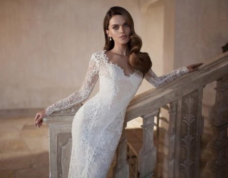 Gaun pengantin renda dan berlian buatan