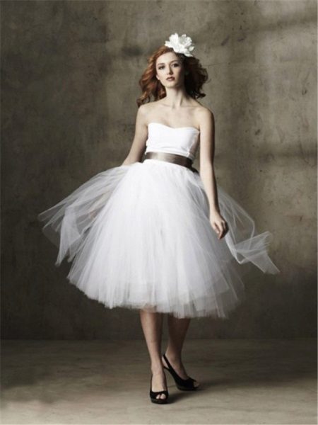 Gaun pengantin pendek dari chiffon berlapis yang berlapis