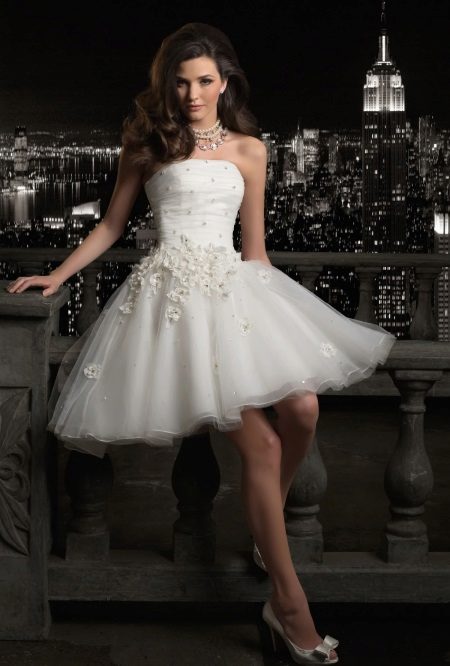 Gaun pengantin pendek dengan skirt yang lembut
