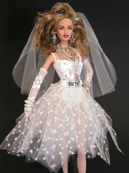 Svatební šaty pro Barbie ve stylu Madony