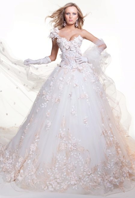 Gaun pengantin dengan appliqué bunga oleh Oksana Mucha
