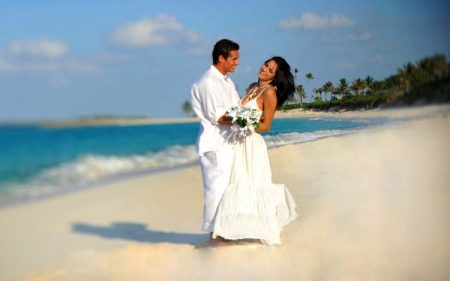 Pletené svatební šaty na pláži