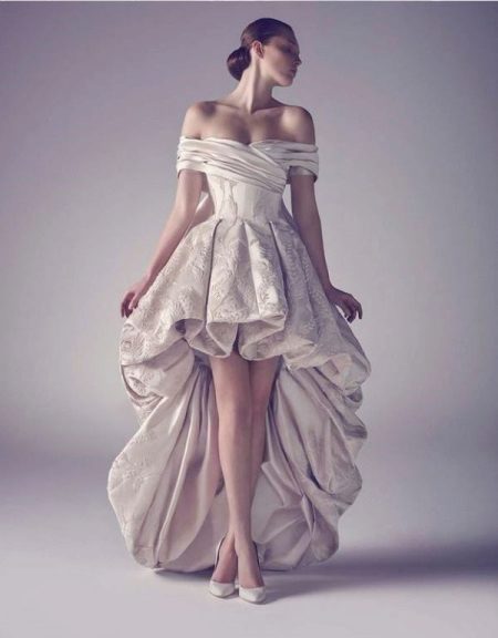 فستان زفاف قصير مع قطار من العشي