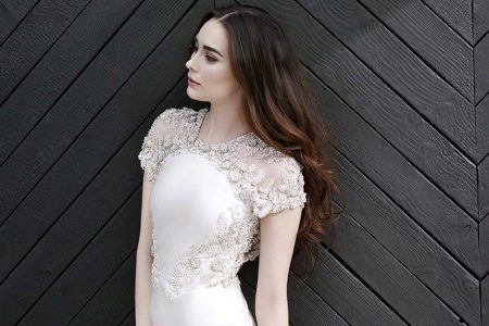 Gaun pengantin dengan lengan pendek lace