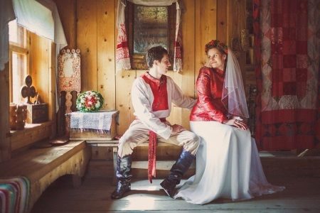 Vestido de noiva em estilo russo com um véu