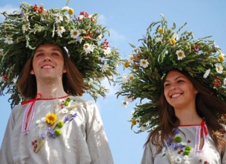 اكليلا من الزهور لحضور حفل زفاف على الطراز الروسي