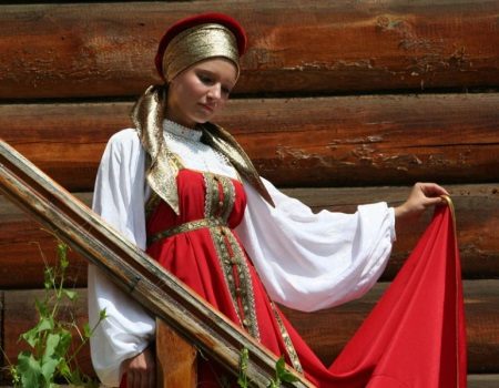 Häät punainen mekko Venäjän tyyliin