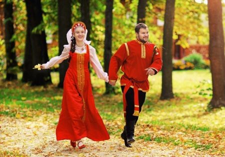 Perkahwinan sundress dalam gaya Rusia