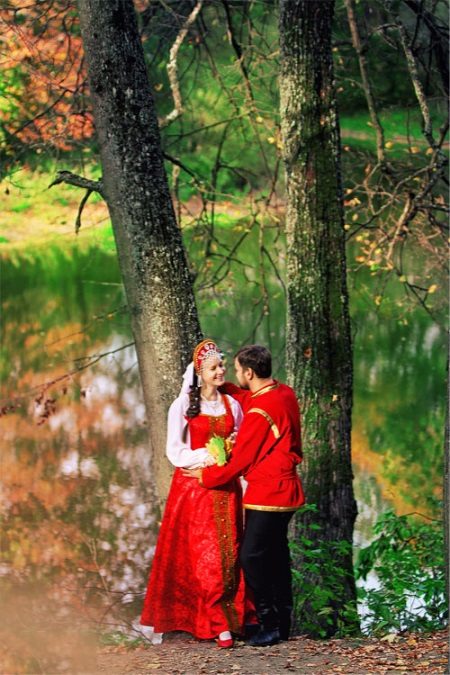 Vestuvių suknelė rusų stiliaus