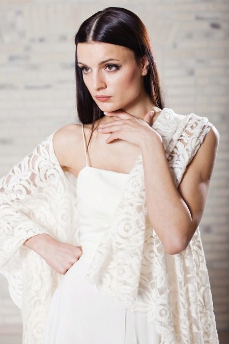 Um vestido de noiva rústico com um xale