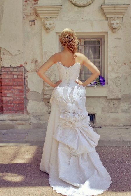 Gaun pengantin dengan kereta api-tyurnyur
