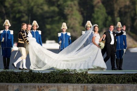 Gaun pengantin dengan kereta api Puteri Madeleine
