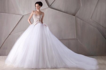 Gaun pengantin dengan kereta api chiffon