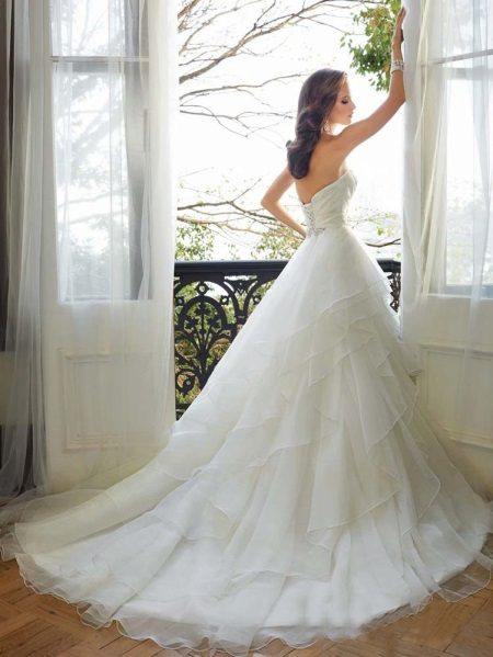 Bryllupskjønn kjole med en flerlags sløyfe