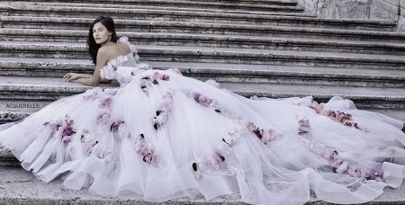 Svatební šaty s vlakem a květiny