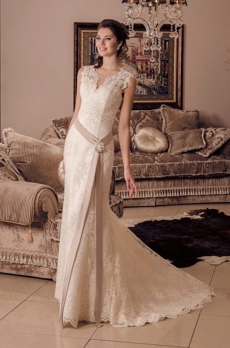 Vestido de novia de Viktoria Karandasheva con encaje.