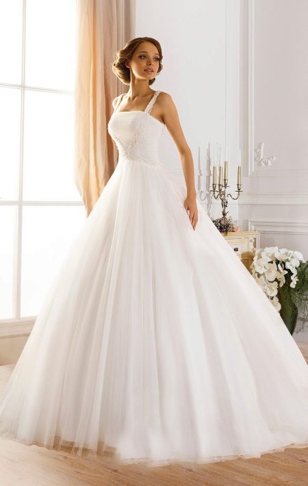 Великолепна сватбена рокля от Naviblue Bridal