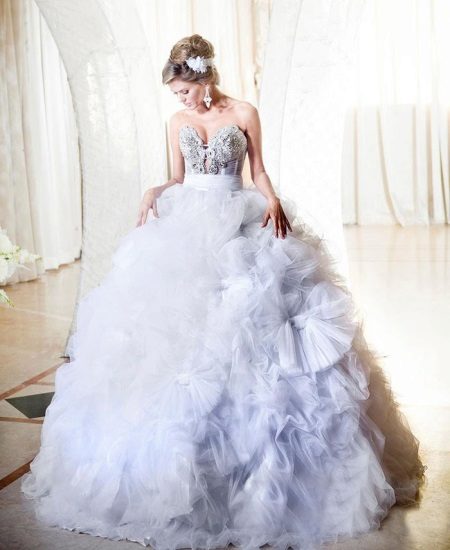 Gaun pengantin dengan skirt dan bunga berbulu