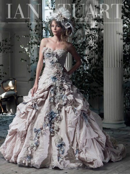 Vestido de novia de Ian Stuart con flores.
