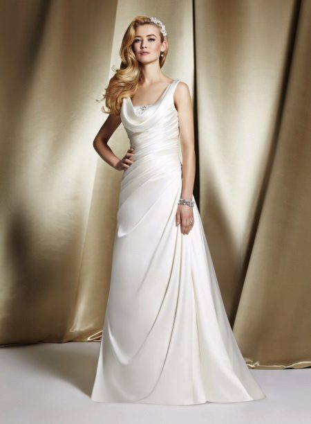 Gaun pengantin dengan ayunan potong