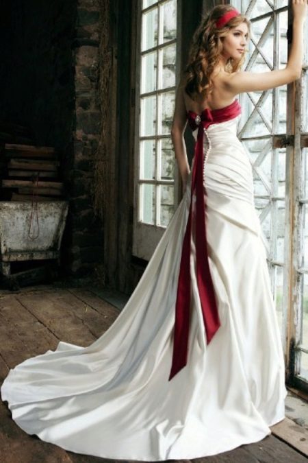 Svatební šaty s červenou stuhou na živůtek
