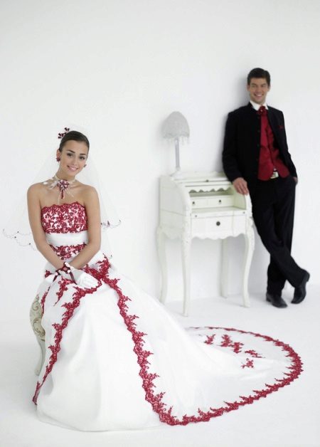 Gaun perkahwinan digabungkan dengan pakaian pengantin lelaki