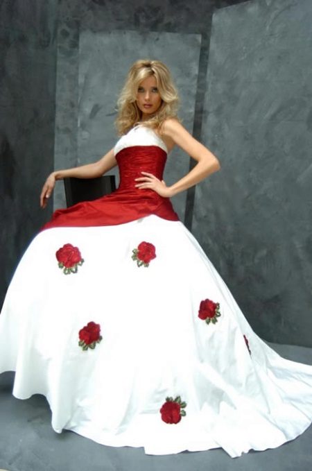 Rozy fehér és piros esküvői ruha
