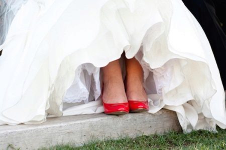 Červené boty - svatební šaty