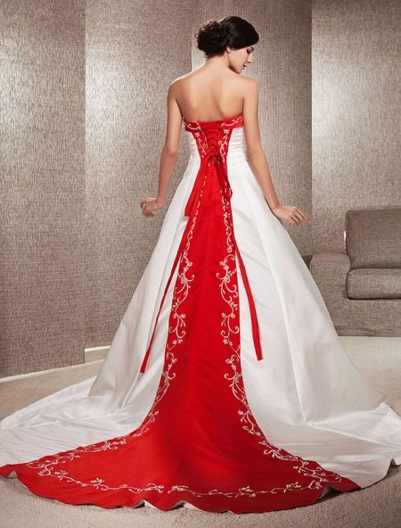 Bryllupskjole med rødt element på bagsiden