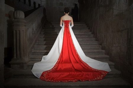 сватбена рокля с червена облегалка