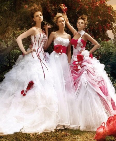 Raudonos spalvos intarpai vestuvių suknelėje