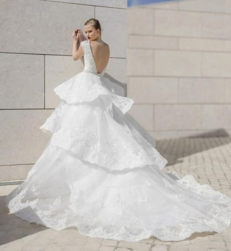 Gaun pengantin dengan belakang belakang V-leher