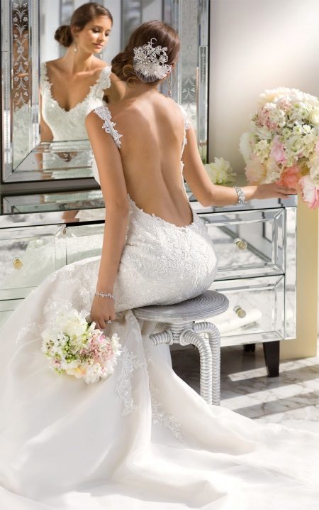 Gaun pengantin dengan garis leher yang dalam