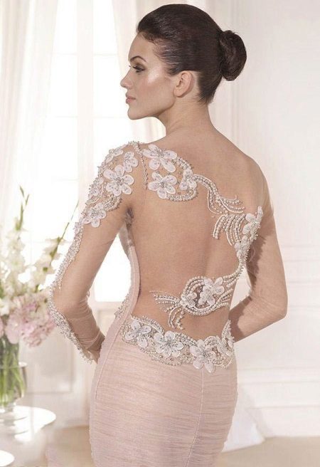 Ilusi belakang telanjang dalam gaun pengantin