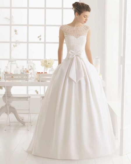 Gaun pengantin yang megah dengan garis leher ilusi
