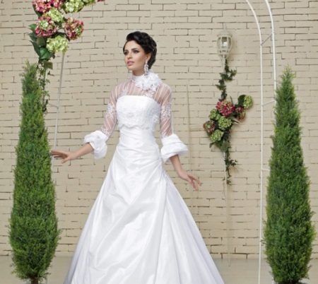 Jóias para um vestido de noiva com uma ilusão