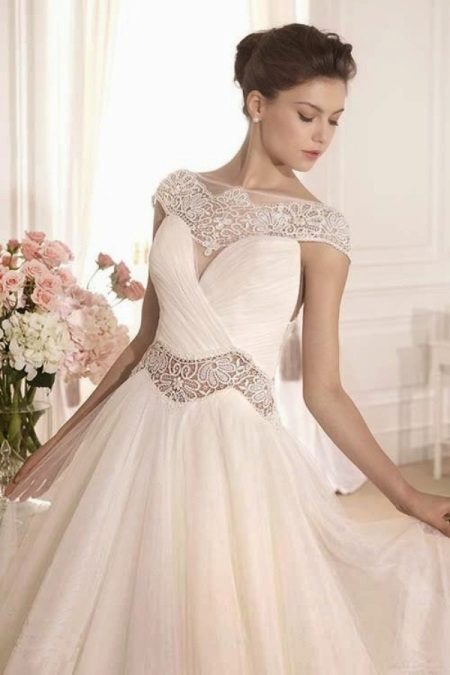 Gaun pengantin dengan sisipan renda