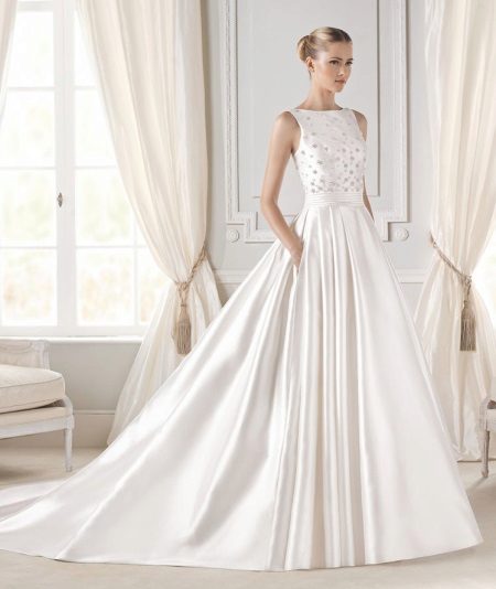 Gaun pengantin yang berbulu dengan garis leher yang tertutup